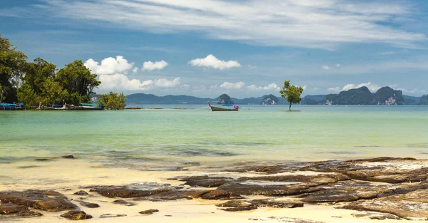 Schöner Strand am Meer. die inseln thailands. — Stockfoto