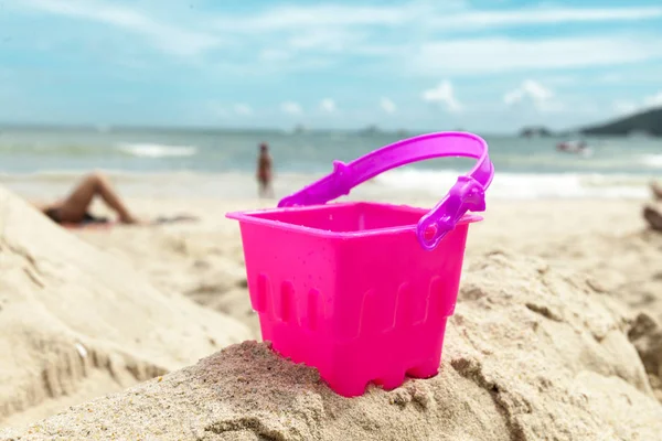 Lapset hiekka leluja rannalla — kuvapankkivalokuva