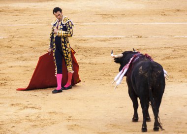 Matador zirveleri ile boğa güreşi için hazırlanıyor. İspanya 2017 07.25.2017. Vinaros anıtsal Corrida de toros. Juan Jose Padilla.