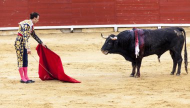 Matador zirveleri ile boğa güreşi için hazırlanıyor. İspanya 2017 07.25.2017. Vinaros anıtsal Corrida de toros. Juan Jose Padilla.