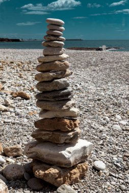 Bir taş deniz sahilde kazık. Taş closeup kule.
