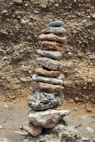 Uma pilha de pedras na praia do mar. Torre de pedra closeup . — Fotografia de Stock