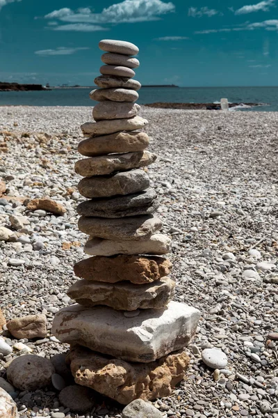 Bir taş deniz sahilde kazık. Taş closeup kule.