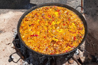 Deniz ürünleri Paella. Büyük bir tavada paella, ulusal İspanyol yemek söz konusu açık bir yangın pişirilir.