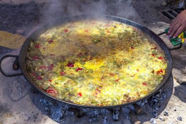 Paella tavuk, sebze ve pirinç. Büyük bir tavada paella, ulusal İspanyol yemek söz konusu açık bir yangın pişirilir.