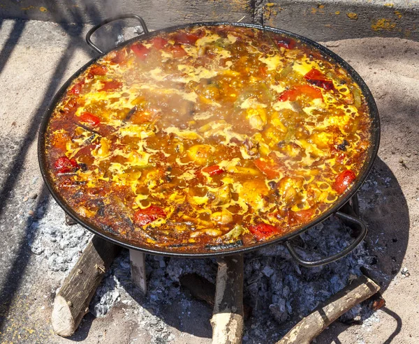 닭고기, 야채, 쌀에서 파에 리아입니다. 큰 프라이팬에서 파에 리아의 국가 스페인 요리는 스테이크에서 열려 화재, 요리. — 스톡 사진