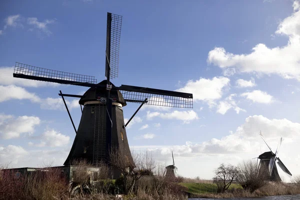 Os antigos moinhos de vento holandeses, Holanda, extensões rurais. Moinhos de vento, o símbolo da Holanda . — Fotografia de Stock