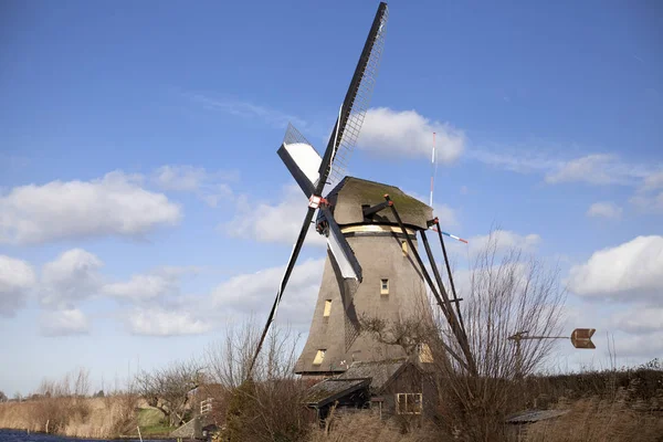 Los viejos molinos holandeses, Holanda, extensiones rurales. Molinos de viento, símbolo de Holanda . —  Fotos de Stock