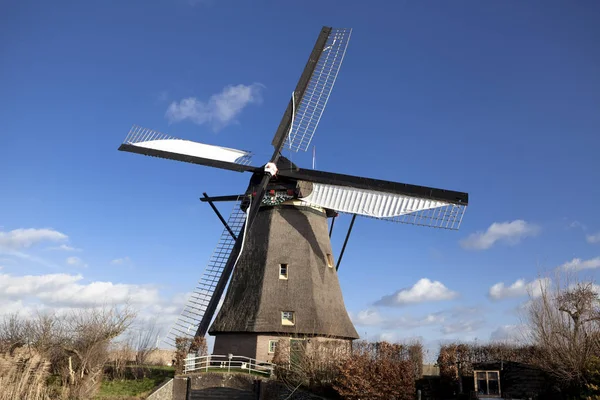 Os antigos moinhos de vento holandeses, Holanda, extensões rurais. Moinhos de vento, o símbolo da Holanda . — Fotografia de Stock