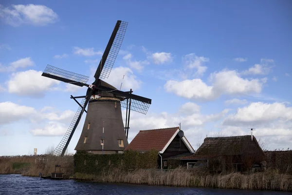 Moinhos de vento holandeses, Holanda, extensões rurais. Moinhos de vento, o símbolo da Holanda . — Fotografia de Stock