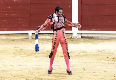 Öfkeli boğa Boğa güreşçisi saldırır. İspanya 2017 07.25.2017. Vinaros anıtsal Corrida de toros. İspanyol boğa güreşi.