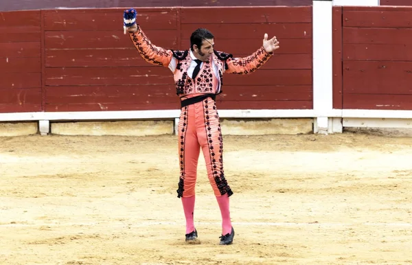 O touro enfurecido ataca o toureiro. Espanha 2017 07.25.2017. Vinaros Monumental Corrida de toros. tourada espanhola . — Fotografia de Stock