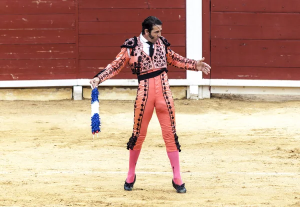 Öfkeli boğa Boğa güreşçisi saldırır. İspanya 2017 07.25.2017. Vinaros anıtsal Corrida de toros. İspanyol boğa güreşi.
