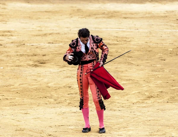 Rozzuřený býk útoky toreadorovi. Španělsko 2017 07.25.2017. Vinaros monumentální Corrida de toros. Španělské koridy. — Stock fotografie