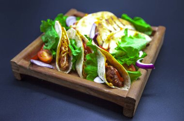 Taco. Meksika ekmeği ile bir dolgu sıcak et. Taco yakın çekim. Sığır eti ile Meksika tacos.