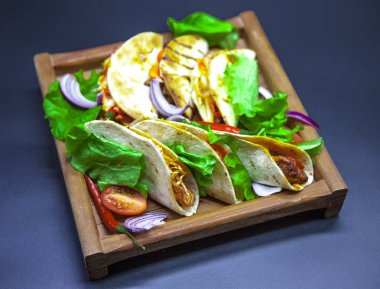 Taco. Meksika ekmeği ile bir dolgu sıcak et. Taco yakın çekim. Sığır eti ile Meksika tacos.