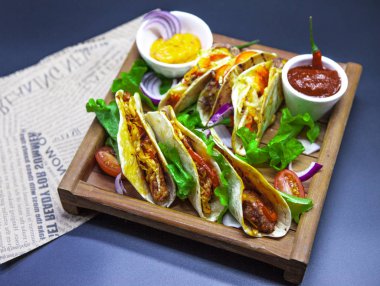 Taco ve chili sos. Meksika ekmeği ile bir dolgu sıcak et. Yakın çekim tacos.