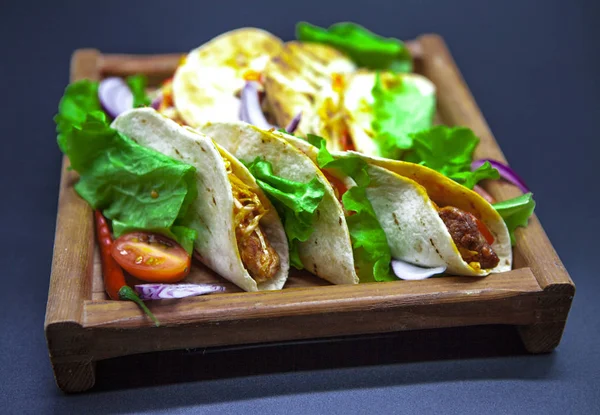 Tacos. Mexické tortilly s výplní z horké maso. Detail tacos. Mexické tacos s hovězím masem. — Stock fotografie