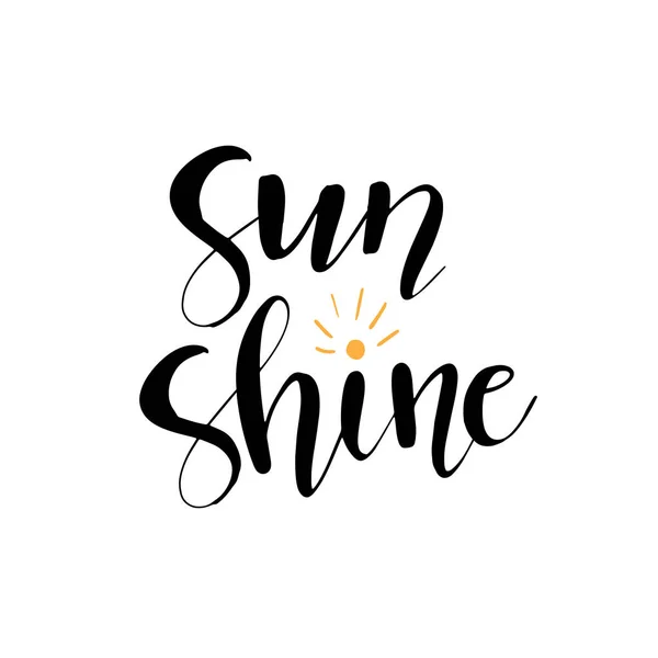 Být Shine vektorové ilustrace. Zábavná citace. Ruční nápis inspirativní typografii plakát s slunce usmívající se tvář. Ručně psaný nápis, logo, popisek nebo odznak. — Stockový vektor