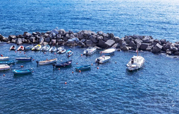 Felfújható csónakok öböl. Az Adriai-tenger partjától. Kék tenger fehér felhők. — Stock Fotó