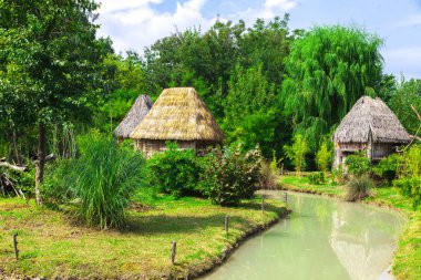 Kulübe Zulu. Zulu köyü. Zulu kabilesinin Afrika Köyü.