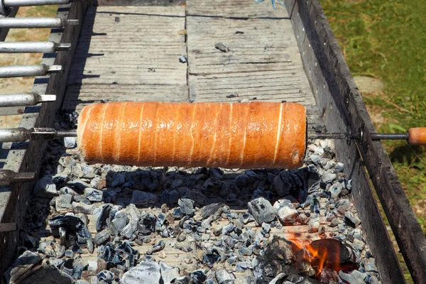 Trdlo ou trdelnik Nacional húngaro, pão doce checo. Trdlo cozinhado em uma fogueira . — Fotografia de Stock