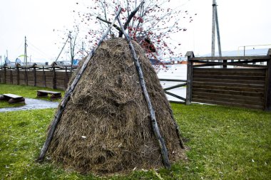 Saman yığını. Samanlıkta köy avlu.