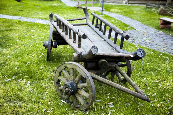 Cart. Old cart on green grass in the back of the house on summer day. — Stock Photo, Image