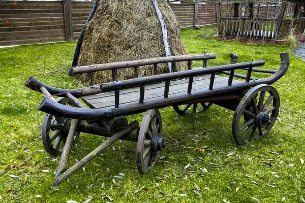 Vozík. Starý košík na zelené trávě v zadním traktu v letním dni. — Stock fotografie