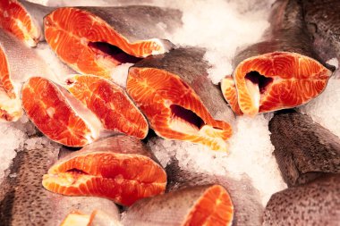 Somon fileto. Taze biftek dan somon., alabalık, buzda piyasada.