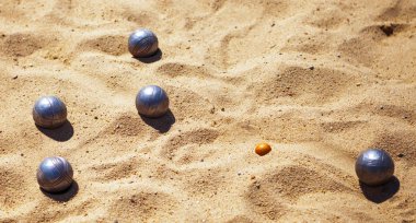 Petank ve küçük bir ahşap jack oynamak için metal kâse