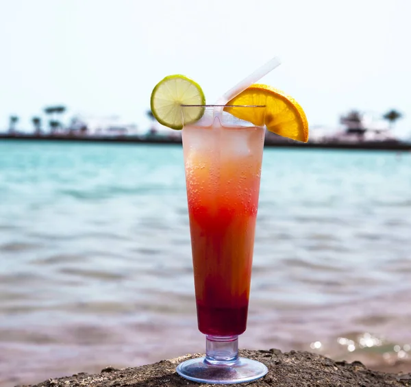 Cocktail d'alcool sur la plage — Photo