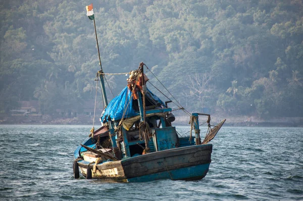 An old Indian fishing boat. The ship sails on the sea in search of fish. — Stock Photo, Image