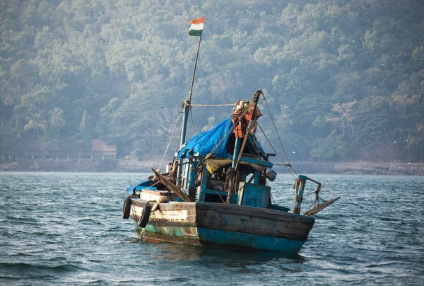 Un viejo barco pesquero indio. El barco navega en el mar en busca de peces . —  Fotos de Stock