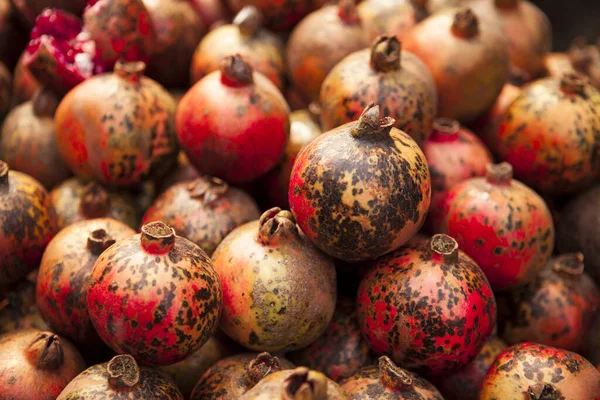 Fresh Juicy Pomegranates Counter Market — Stock Photo, Image