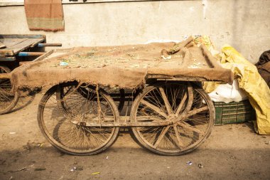 Eski Hint arabası. Delhi, Hindistan 'da bir pazarda sebze tüccarı Arba.
