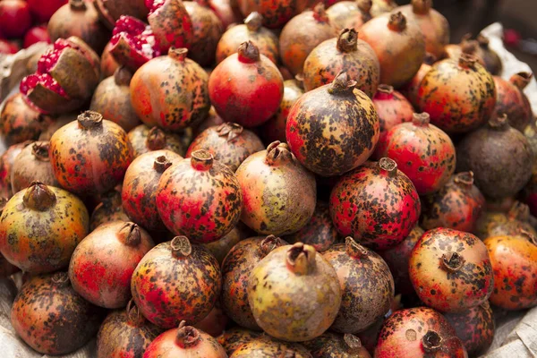 Fresh Juicy Pomegranates Counter Market — Stock Photo, Image