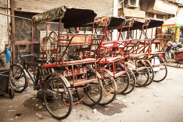 新德里街道上的旧人力车 — 图库照片