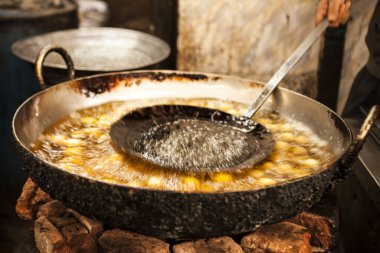 Hint puri tortillası. Hindistan, Yeni Delhi 'de bir kazanda kaynayan yağda pişirilen ulusal lezzet..