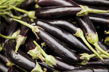 Sulu taze patlıcan tezgahta