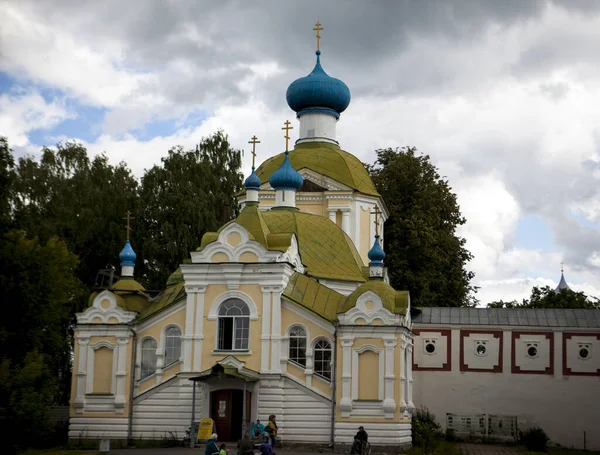 Igreja Cristã Russa Templo Fundo Céu Cinza Nuvens — Fotografia de Stock