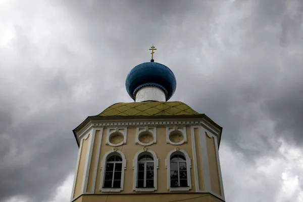 Rus Hristiyan Kilisesi Gri Gökyüzü Bulutlardan Oluşan Bir Tapınak — Stok fotoğraf