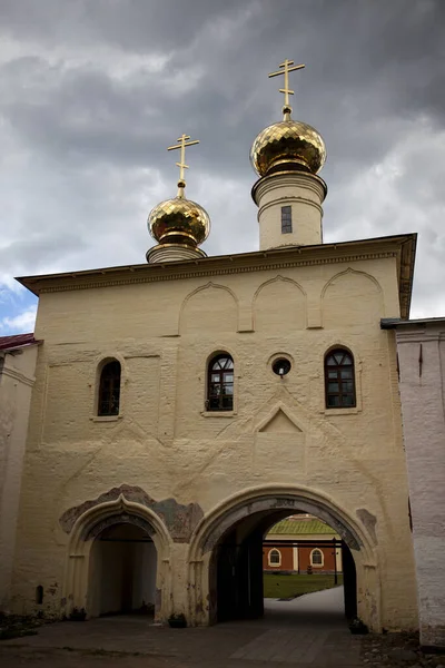 Igreja Cristã Russa Templo Fundo Céu Cinza Nuvens — Fotografia de Stock
