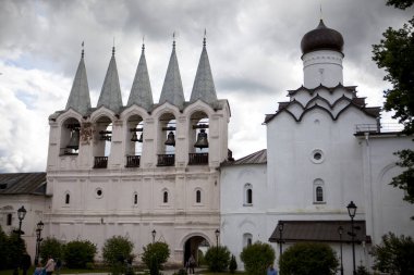 Rus Hristiyan kilisesi, gri gökyüzü ve bulutlardan oluşan bir tapınak.