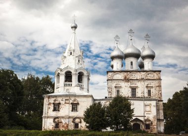 Rus Ortodoks Kilisesi, mavi gökyüzü ve bulutlardan oluşan bir tapınak.