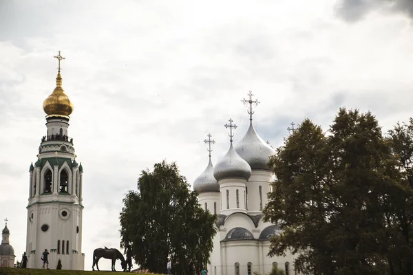 Biserica Creștină Rusă Templu Fundal Cer Cenușiu Nori — Fotografie, imagine de stoc