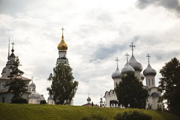 Igreja Cristã Russa Templo Fundo Céu Cinza Nuvens — Fotografia de Stock