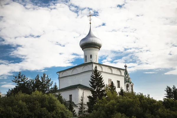 Iglesia Ortodoxa Rusa Templo Sobre Fondo Cielo Azul Nubes — Foto de Stock
