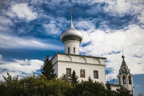 Igreja Ortodoxa Russa Templo Sobre Fundo Céu Azul Nuvens — Fotografia de Stock