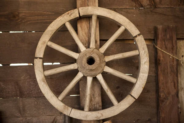 农场上的旧木制砂轮 — 图库照片
